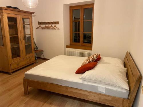 1 cama con 2 almohadas en una habitación en Der Norden des Gardasees, en Tenno