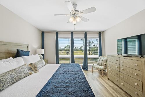 um quarto com uma cama e uma ventoinha de tecto em Bay Point Golf Villas by Panhandle Getaways em Panama City Beach