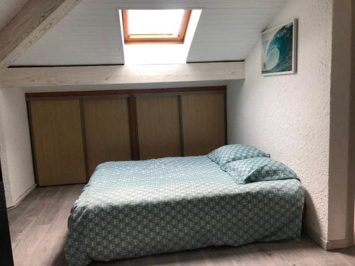 ein Schlafzimmer mit einem Bett in der Mitte eines Zimmers in der Unterkunft Maison landaise moderne piscine chauffée spa in Lit-et-Mixe
