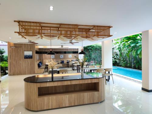 une salle à manger avec un grand lustre dans l'établissement Hi Chiangmai Hotel, à Chiang Mai