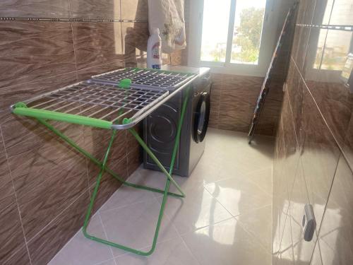 eine Waschmaschine mit Laptop darüber in der Unterkunft Jada Gzenaya in Tangier