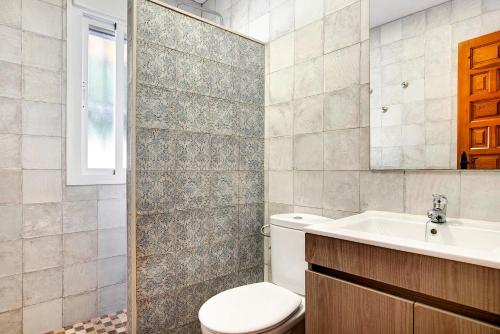 A bathroom at Apartamento en la playa con terraza 3