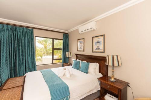 um quarto com uma cama grande e uma janela em Fatmols guest lodge em Joanesburgo