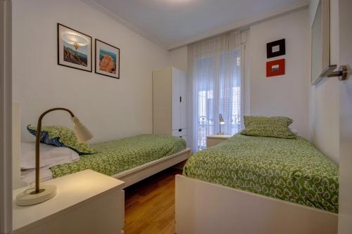 バレンシアにあるBeds & Breaks Torrealbaのベッドルーム1室(ベッド2台、窓付)