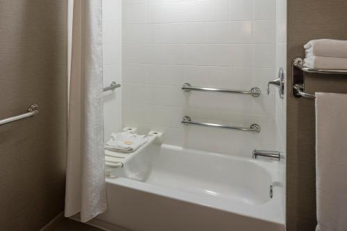 a bathroom with a white bath tub with towels at Holiday Inn New Orleans-Downtown Superdome, an IHG Hotel in New Orleans