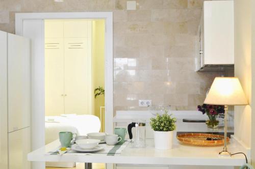 A bathroom at HomeySeville-Penthouse Cathedral Tomas de Ibarra St 6 pax, Parking Optional