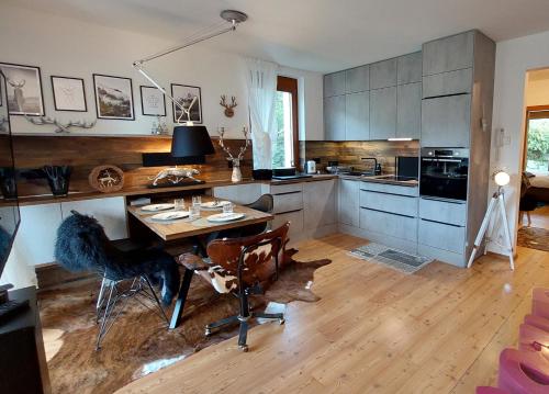 eine Küche mit einem Tisch und Stühlen im Zimmer in der Unterkunft Alpensafari Design Appartment in Bad Kleinkirchheim