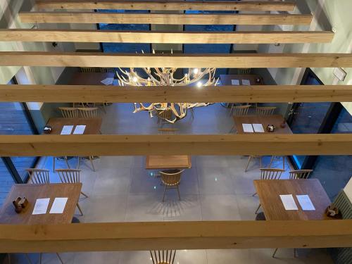 uitzicht op een restaurant met tafels en een kroonluchter bij Jabłonki Resort&Spa in Jabłonki