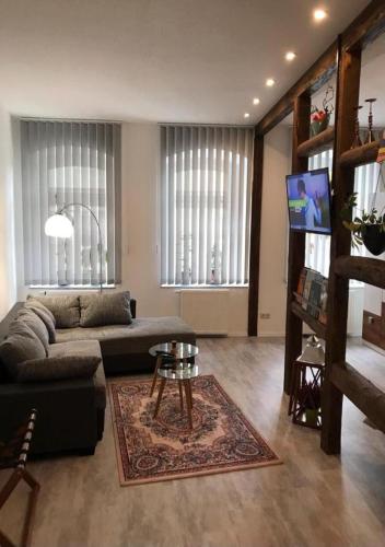 ein Wohnzimmer mit einem Sofa und einem Tisch in der Unterkunft Ferienwohnung Frohnaublick in Annaberg-Buchholz