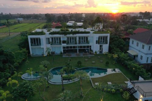 Kolam renang di atau dekat dengan Enjoy boutique
