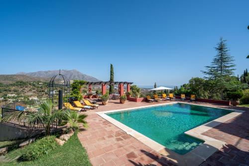 uma piscina num quintal ao lado de um resort em Villa Melenchin em Málaga