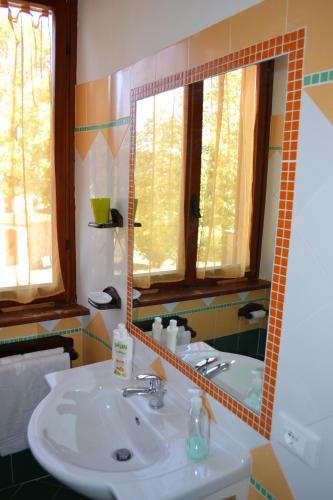 La salle de bains est pourvue d'un lavabo et d'un miroir. dans l'établissement Agriturismo Le Forre del Treja (La Villa), à Civita Castellana
