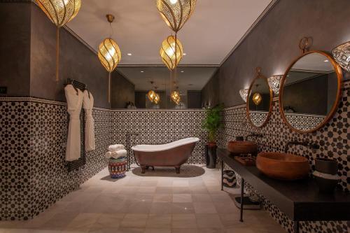 baño con bañera y espejo grande en Villa Geba Boutique Hotel, en Sveti Stefan