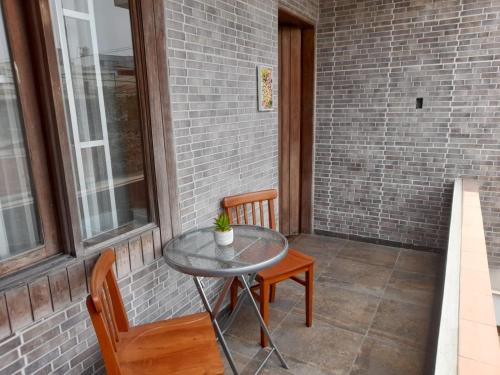 d'une petite table et de deux chaises sur la terrasse. dans l'établissement Casa Navarra, à Lima