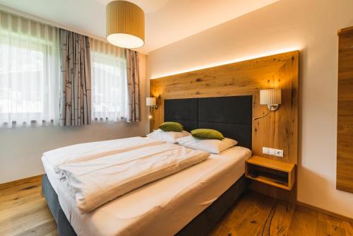 um quarto com uma cama grande num quarto em Haus Sabrina - Ferienwohnungen em Saalbach Hinterglemm