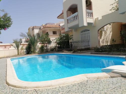 Bazén v ubytovaní Vella for rent in Mubarak 7 in hurghada alebo v jeho blízkosti