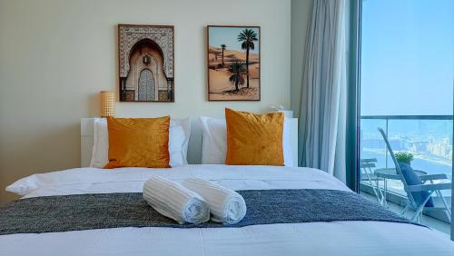 Säng eller sängar i ett rum på Exquisite, luxe 1BD Apartment, Unparalleled Sea Views, Prime Dubai Marina Location & Full Kitchen by "La Buena Vida Holiday Homes