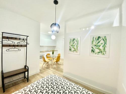 een kamer met witte muren en een zwart-wit tapijt bij China Town Madrid 02 in Madrid