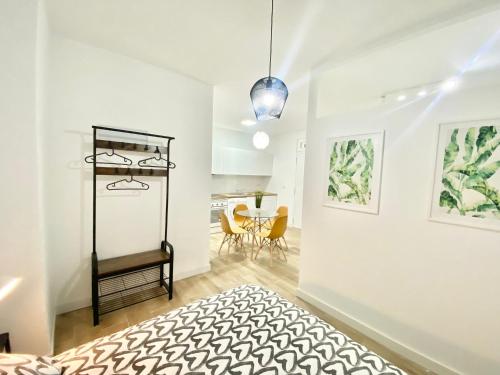 een kamer met een bed en een tafel met stoelen bij China Town Madrid 02 in Madrid