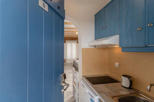 Kuchyňa alebo kuchynka v ubytovaní Agios Prokopios Hotel