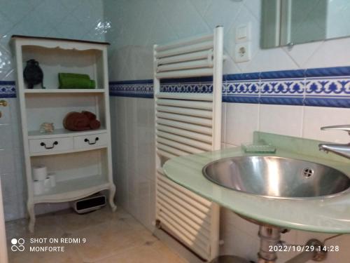 a bathroom with a sink and a mirror at leiradaporta in Monforte de Lemos