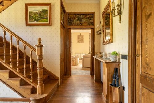 einen Flur mit einer Treppe in einem Haus in der Unterkunft La Casona de Alesga, Asturias-Fresnedo in Fresnedo