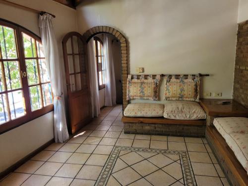 - un salon avec un canapé et une fenêtre dans l'établissement Casa Balcarce, à Godoy Cruz