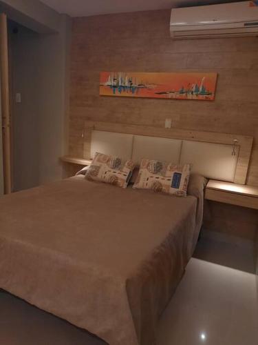 een slaapkamer met een groot bed met kussens erop bij Shallor Cryss Polonia in San Miguel de Tucumán