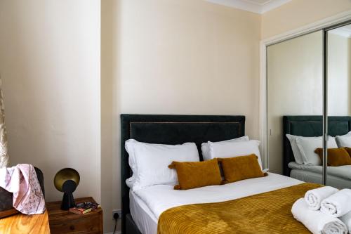 One Bedroom Apartment in Marylebone في لندن: غرفة نوم بسرير كبير عليها مناشف
