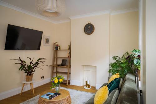 ein Wohnzimmer mit einem Sofa und einem TV in der Unterkunft One Bedroom Apartment in Marylebone in London