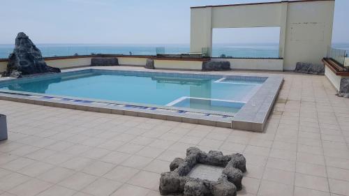 uma grande piscina no topo de um edifício em Meshaal heights em Mombaça