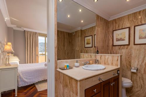 ein Bad mit einem Waschbecken und einem Bett in der Unterkunft Apartamento Junto Playa Sardinero Con Parking in Santander