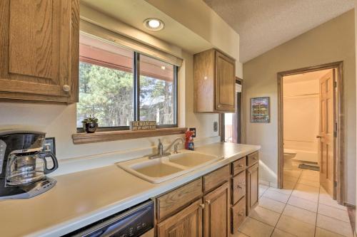 une cuisine avec un évier et une fenêtre dans l'établissement Cozy Pagosa Condo Stunning Mountain and Lake Views!, à Pagosa Springs