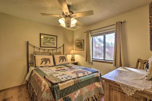 - une chambre avec un lit et un ventilateur de plafond dans l'établissement Cozy Pagosa Condo Stunning Mountain and Lake Views!, à Pagosa Springs