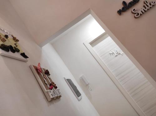 a white room with a hallway with a mirror at HOME DOLCE LUNA in Castelvetrano Selinunte