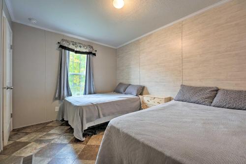 1 dormitorio con 2 camas y ventana en Cozy Cabin Community Pool and Lakefront Beach! en Cassopolis