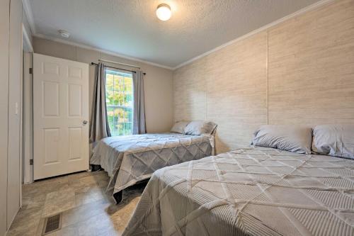 Säng eller sängar i ett rum på Cassopolis Cabin Close to Parks and Fishing!
