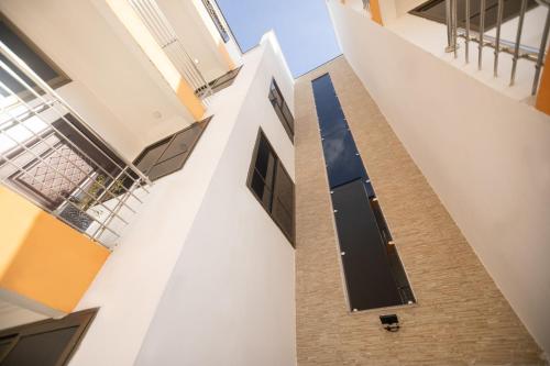 einen Flur eines weißen Gebäudes mit einer Tür in der Unterkunft Washington Court - Deluxe One Bedroom Apartment in Accra