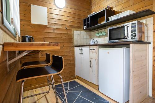 a small kitchen with a counter and a stool at אירוח פינת חן in Ramot Naftali