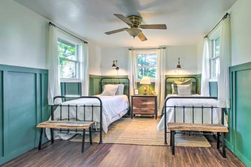 um quarto com 2 camas e uma ventoinha de tecto em Beautifully Restored Farmhouse in Marshall! em Marshall