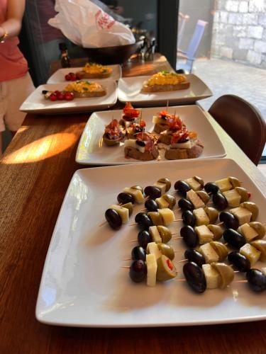 trzy talerze jedzenia na drewnianym stole w obiekcie Condesa w Tiranie