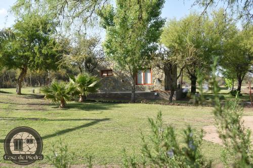 Κήπος έξω από το Cabañas Casa de Piedra Los Molles - San Luis