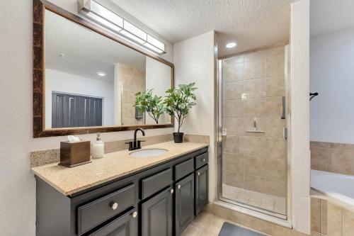 La salle de bains est pourvue d'un lavabo et d'une douche. dans l'établissement Designer Corner Suite 3BR/2BA -Disney & Universal, à Orlando