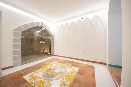 um quarto vazio com um tapete no chão em Amalfi Ammorè em Amalfi