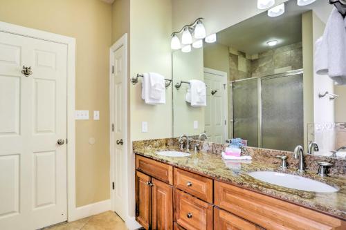 ein Badezimmer mit zwei Waschbecken und einem großen Spiegel in der Unterkunft Gulf Shores Family Home with Deck, Walk to Beach! in Gulf Shores
