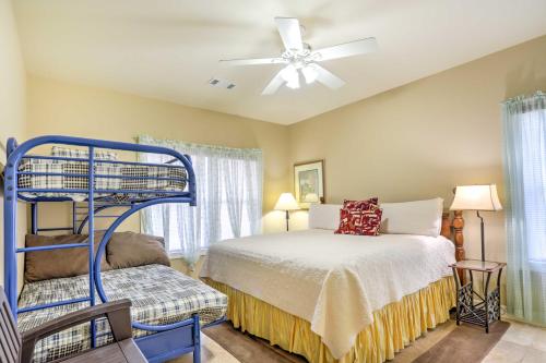 ein Schlafzimmer mit einem blauen Etagenbett und einem Deckenventilator in der Unterkunft Gulf Shores Family Home with Deck, Walk to Beach! in Gulf Shores