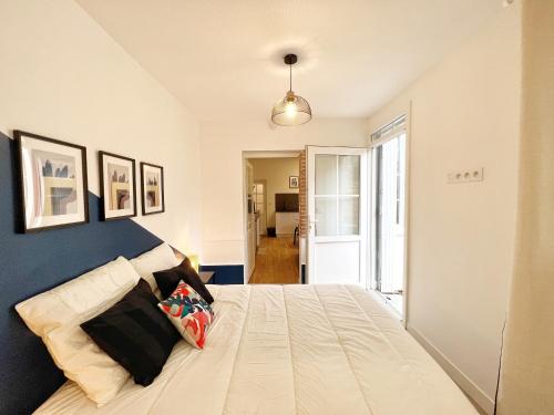 um quarto com uma cama grande e uma parede azul em Le Cobalt - Hypercentre - Gare - Netflix em Toulouse