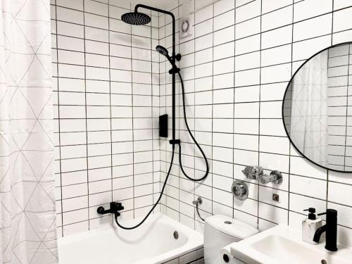 a bathroom with a shower and a toilet and a sink at Top-Apartment mit Parkplatz und Balkon in Reutlingen