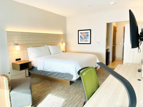 Pokój hotelowy z łóżkiem i krzesłem w obiekcie Holiday Inn Express & Suites Blythe, an IHG Hotel w mieście Blythe