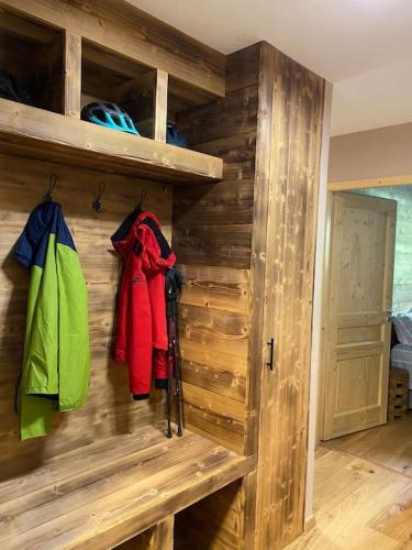Cette chambre est dotée de murs en bois et d'une enveloppe de bois. dans l'établissement Gorgeous 2 bedroom, 2 full bath, ski in apartment! Winner of 2025 and 2024 Traveller Award!, à Morzine